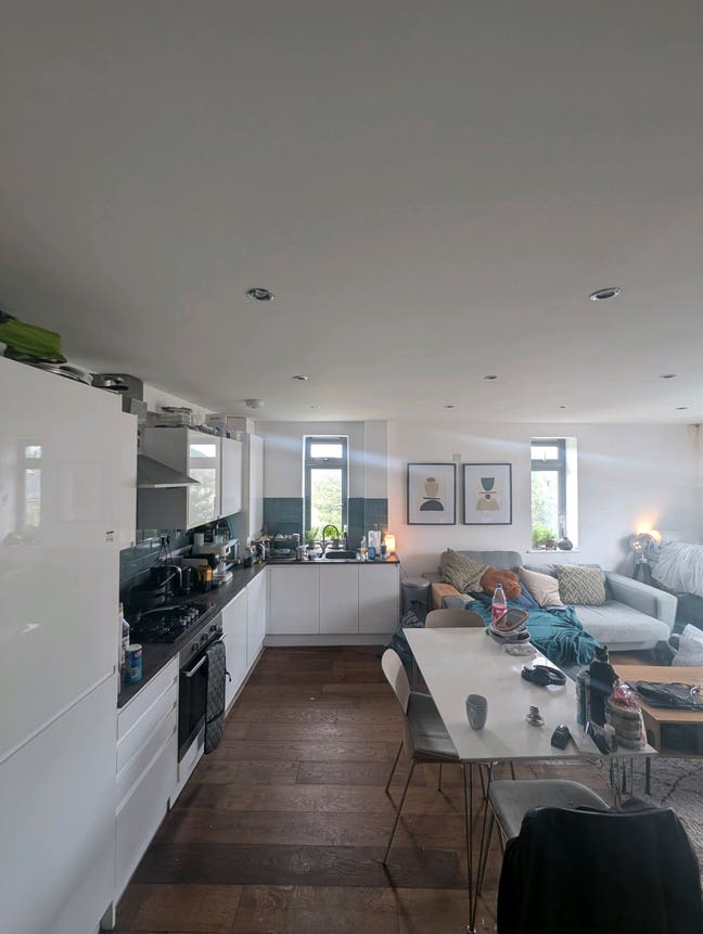 Ensuite bedroom in large 2 bed flat Main Photo