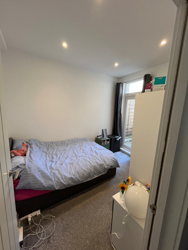 Room to rent for August in Mile End! Main Photo