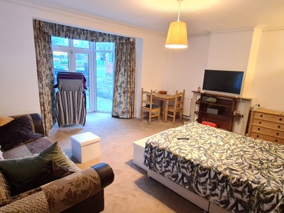 Good-sized single and king en-suite / Wembley Park Main Photo