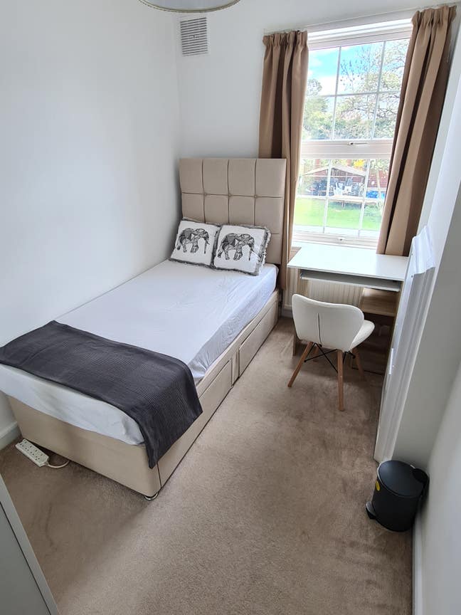 Good-sized single room / Wembley Park Main Photo