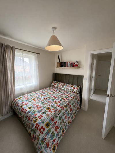 Lovely double bedroom in a family home  Main Photo