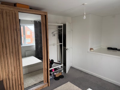 Nice decent big double-bedroom   Main Photo