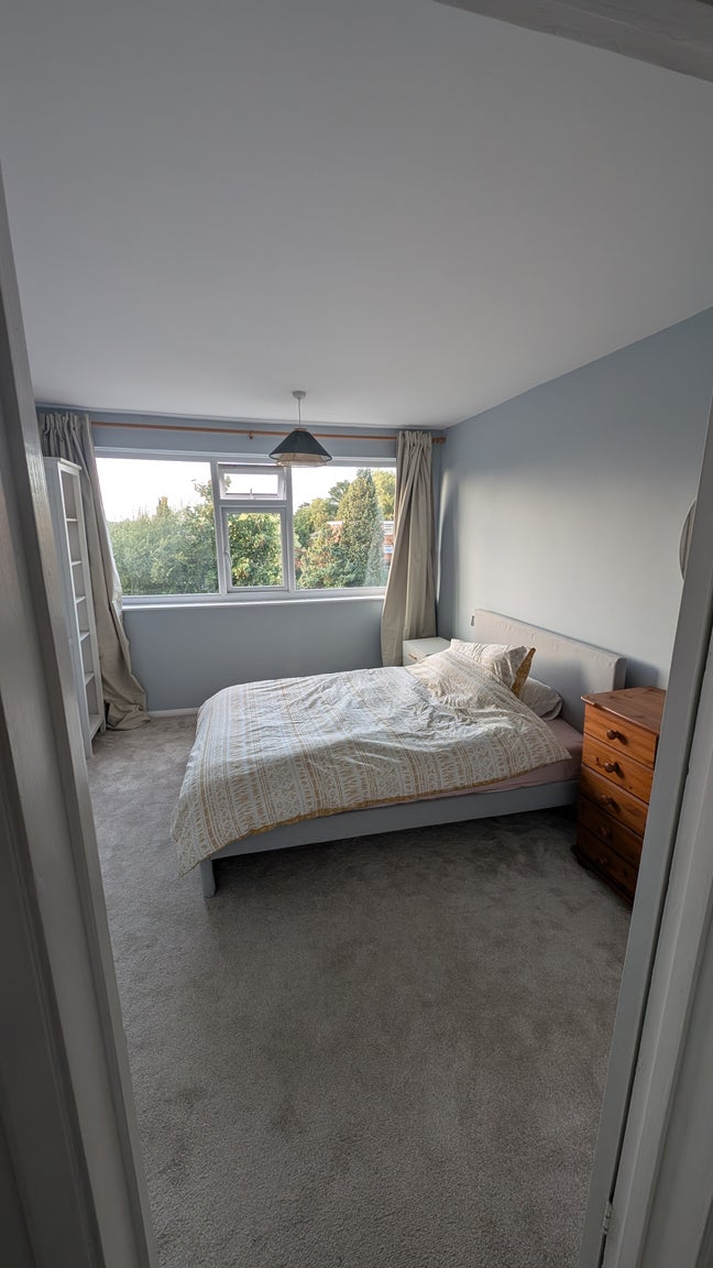 Double bedroom to rent close to train station Main Photo