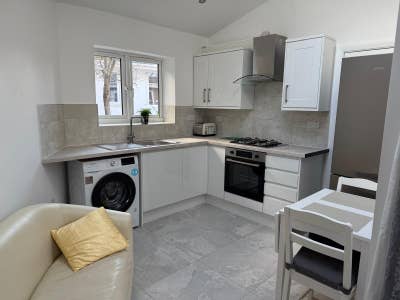 Superb Newly Refurbished Self Contained Studio Fla Main Photo