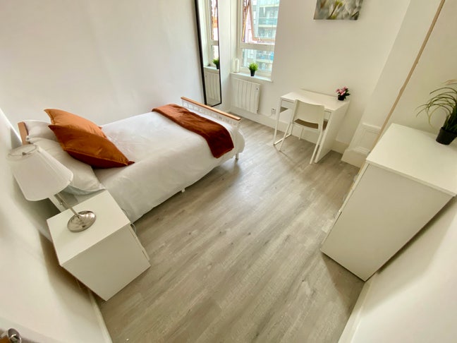 Lovely double room in Crossharbour Main Photo
