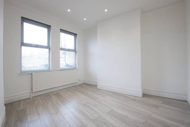 3-Bed Furnished Flat with Garden – Denzil Road Main Photo