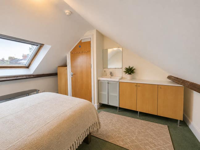 Two Rooms Available Now - Goldcroft Main Photo