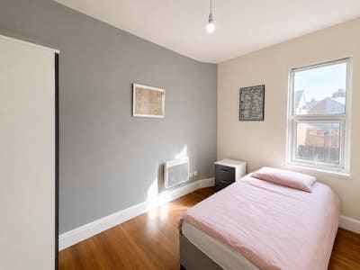 Same Day Move-In | &pound;0 Rent | &pound;0 Service Charge Main Photo