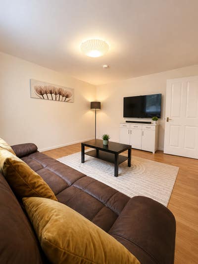 Modern 2-Bed Ground Floor Flat | Private Parking | Main Photo