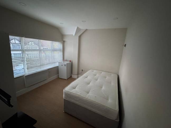 Bright Modern Ensuite Room Main Photo