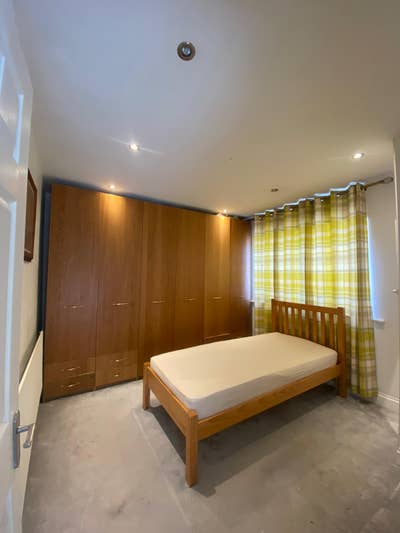 Double Room in Morden house  Main Photo