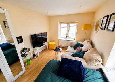 Gorgeous Studio Flat close to Station &Town centre Main Photo