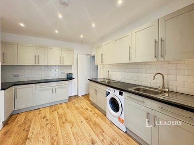 3 Newly Refurbished Rooms with Private Bathrooms Main Photo