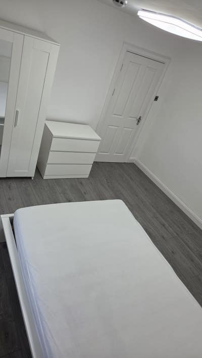 ROOM available Main Photo