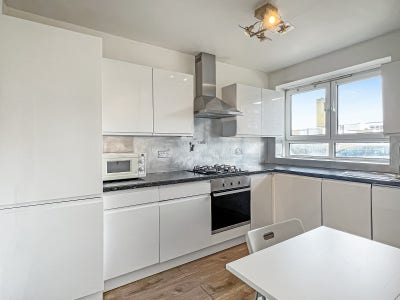 3 double bedroom flat with garden near tube statio Main Photo