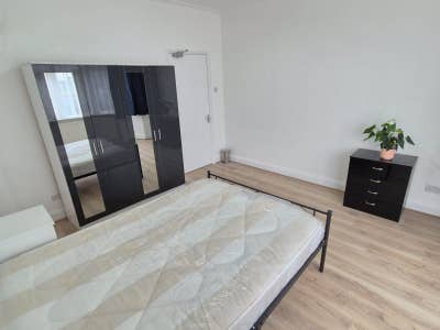 Spacious double room // Wemley Park Main Photo