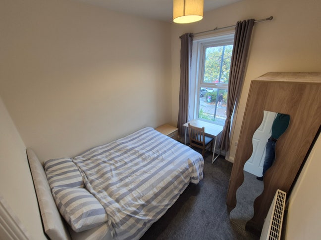 Double room - clean and tidy Heaton flat Main Photo