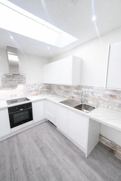 Spacious 2 Bed Flat - Great Glen Main Photo