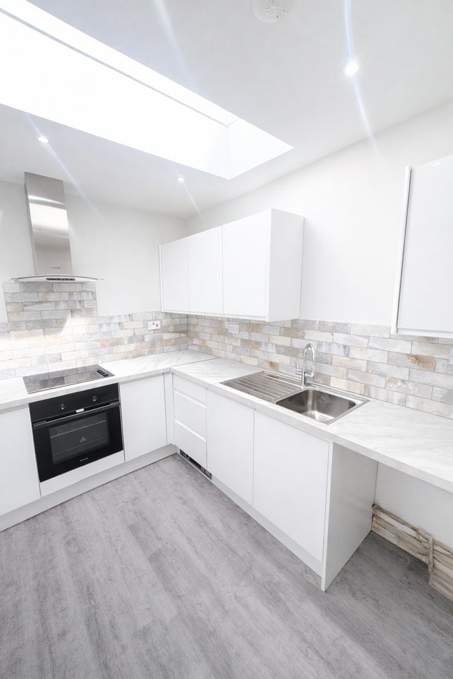 Spacious 2 Bed Flat - Great Glen Main Photo