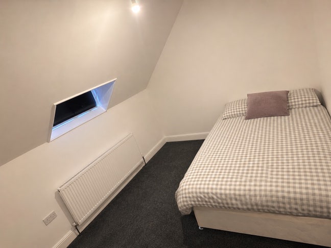 Need a young girl for rent a room student  Main Photo