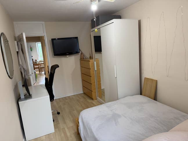 Double Room for female in Tottenham Hale  Main Photo