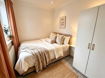 2 Boujie Rooms - 5min to Tube & Amenities! Cosy! Main Photo