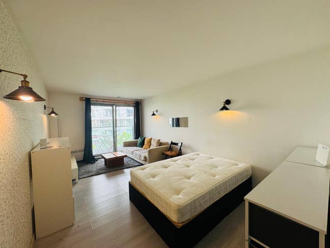 🏙️ Double Room with Balcony – Canary Wharf Main Photo