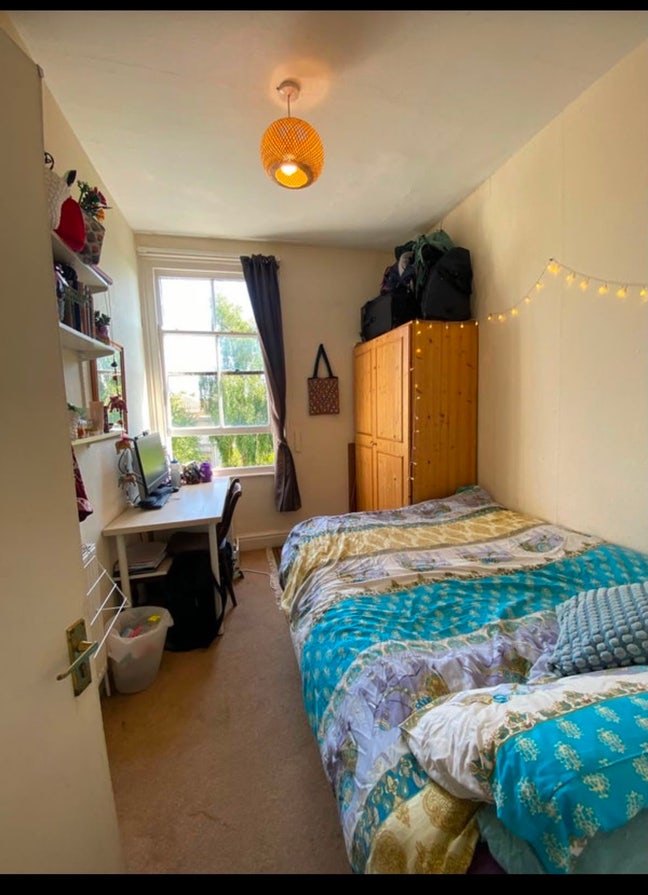 Cosy double bedroom in lovely household Main Photo