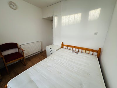 Double Room - Sharing Bathroom with 1 Person Main Photo