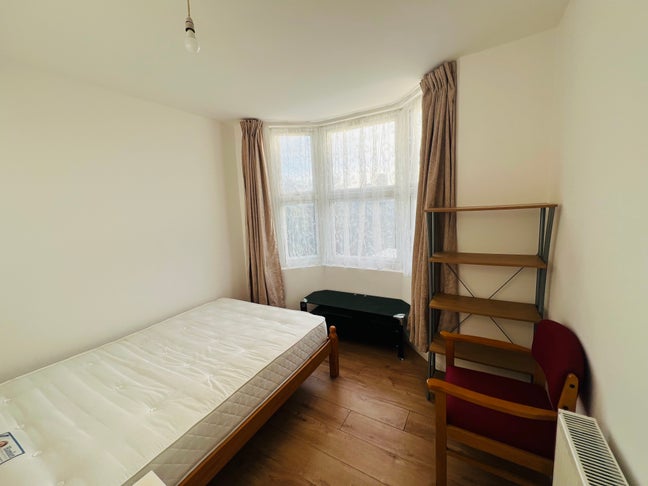 Double Room - Sharing Bathroom with 1 Person Main Photo