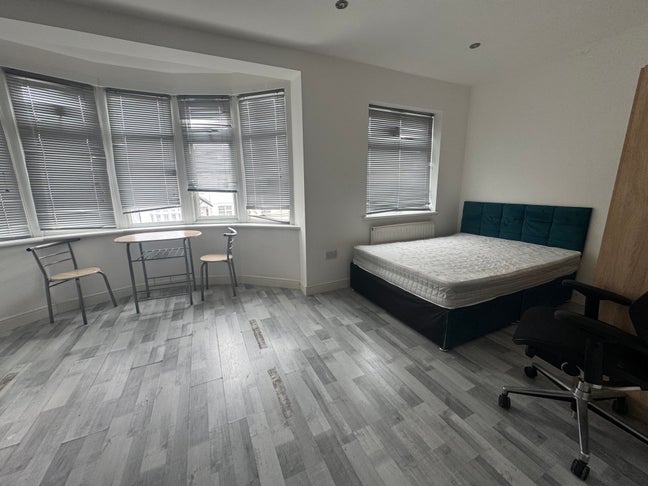 All Bills/WiFi Included-Close to Central Line  Main Photo