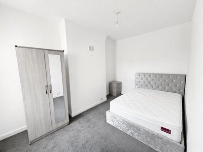 Room in Birkenhead Main Photo