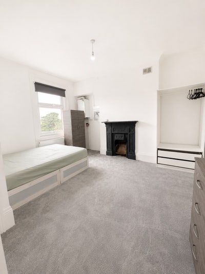 Nice Room with Private Shower in Greenwich Area Main Photo