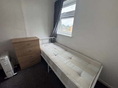 All Bills Included-Close to Station-Furnished Main Photo