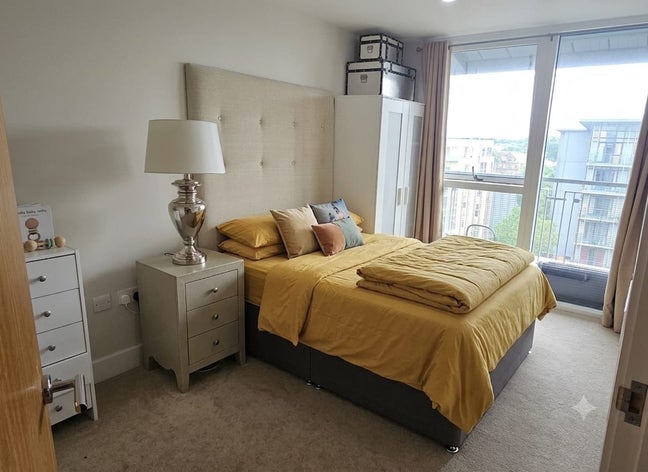 Double Room Available in a Modern City Centre Flat Main Photo