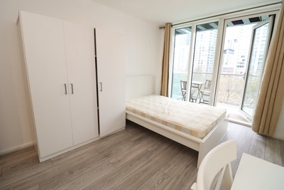 High Rise Building in Canary Wharf E14 - 3 Rooms Main Photo