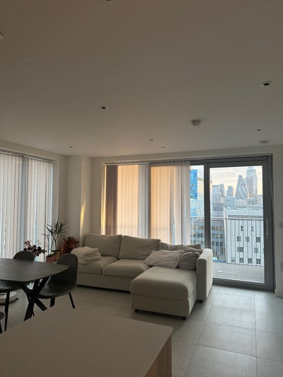 Modern 2 Bed, 2 Bath Flat in East London with view Main Photo