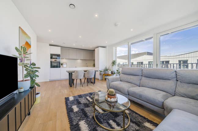 Spacious 2 bed 2 bath flat to rent in Deptford Main Photo