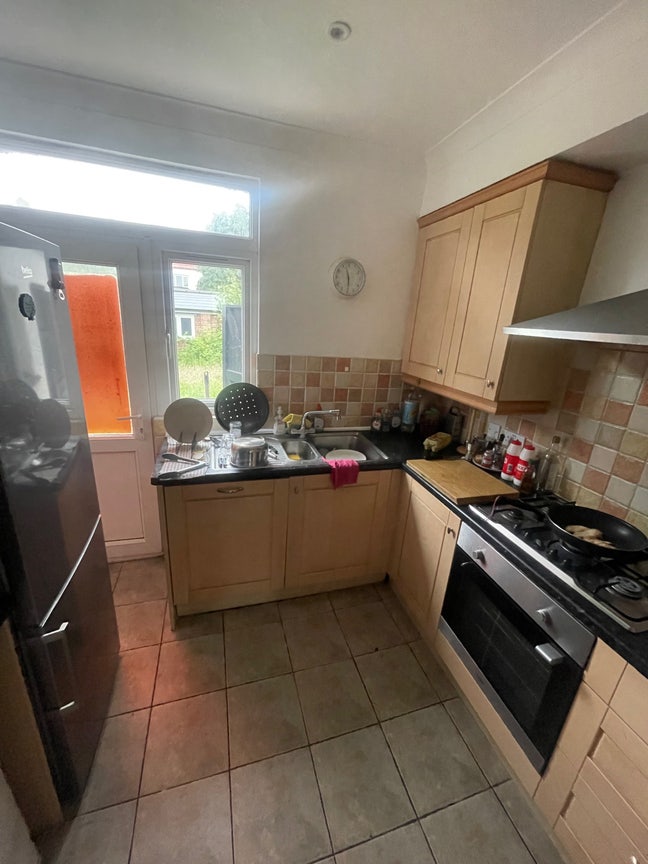 Single room close to Acton main lane  Main Photo