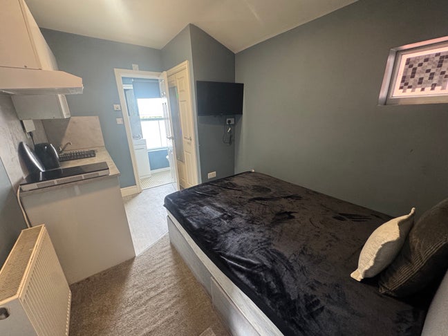 En-Suite with Kitchenette Main Photo