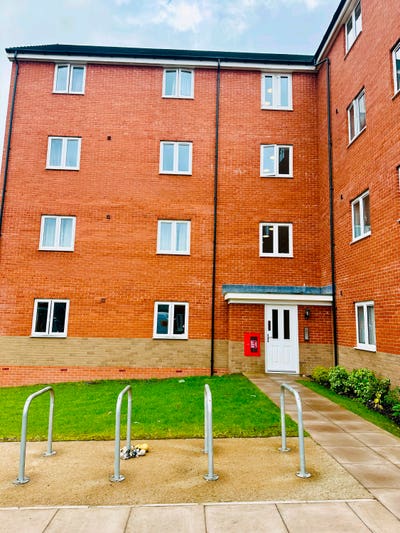 Spacious room accomodation available 🏠 Main Photo