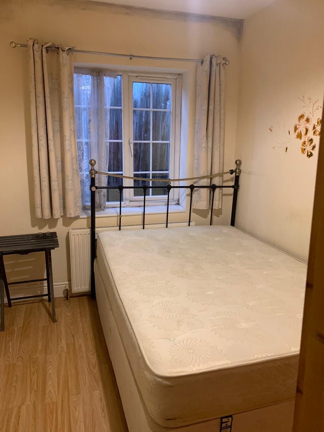 Single Room Available in 2 Bedroom House Main Photo