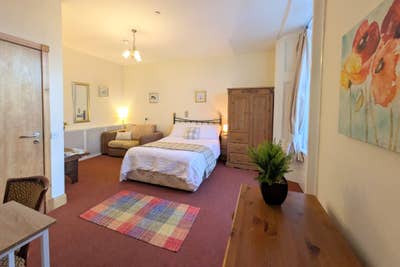 Ensuite rooms for peaceful adults in ex-hotel Main Photo