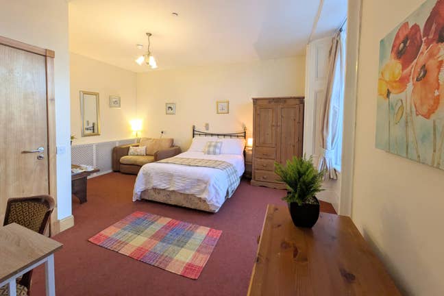 Ensuite rooms for peaceful adults in ex-hotel Main Photo