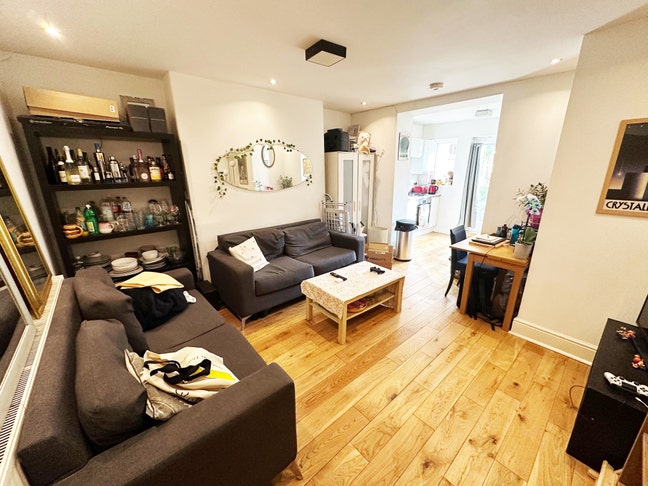 A stunning 3 bedroom 2 bathroom flat in N7 Main Photo