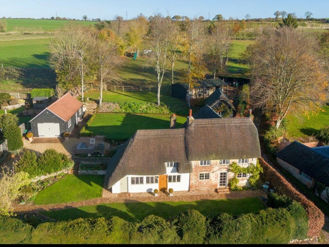Double room in stunning thatched cottage Main Photo
