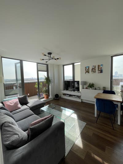 Large en-suite bedroom in flat with large terrace Main Photo