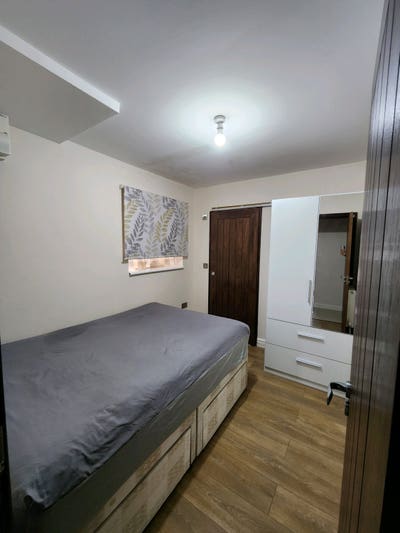 Ensuite Double Room in Quiet Family Home Main Photo