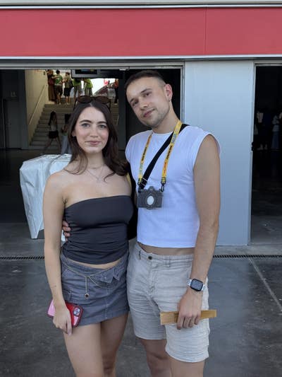 Looking for a room to rent/nice girls to rent with Main Photo
