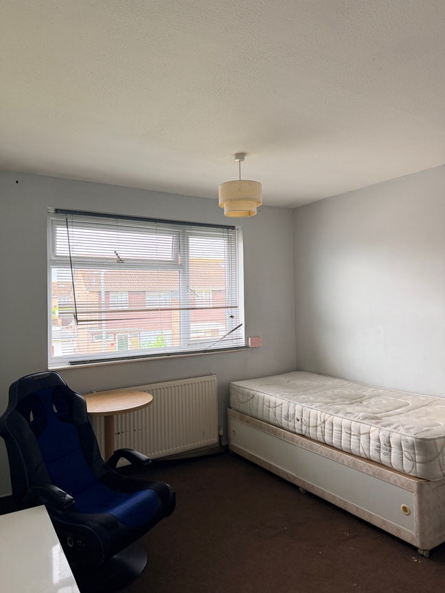Room to rent for female with walk in closet Main Photo